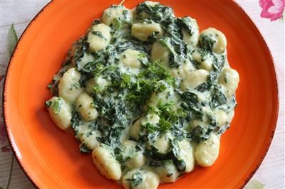 Njoki sa špinatom i svinjetinom