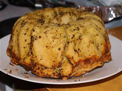 Garlic bread kuglof