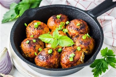 Pureće mesne okruglice punjene mozzarellom