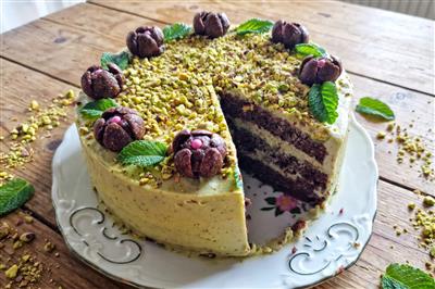 Čokoladna torta s kremom od pistacija