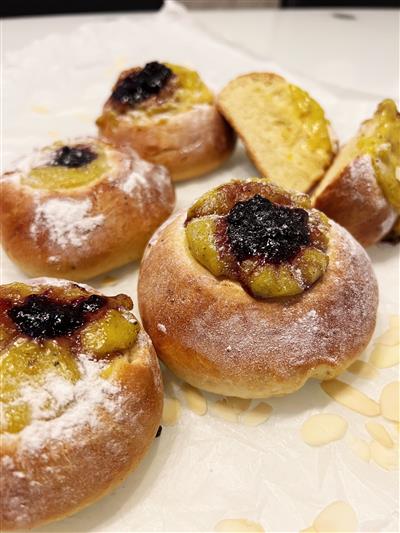 Brioche s kremom od vanilije i džemom od šumskog voća