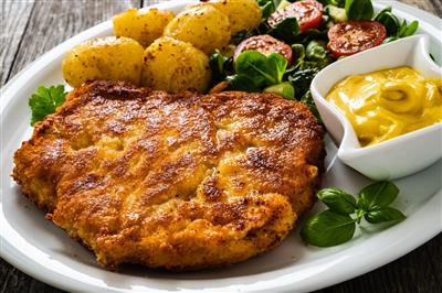 Svinjski kare u panadi od krušnih mrvica i parmezana sa salatom od krumpira, rajčice i maslina