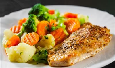 Puretina u umaku od naranče i ružmarina s kuhanim povrćem