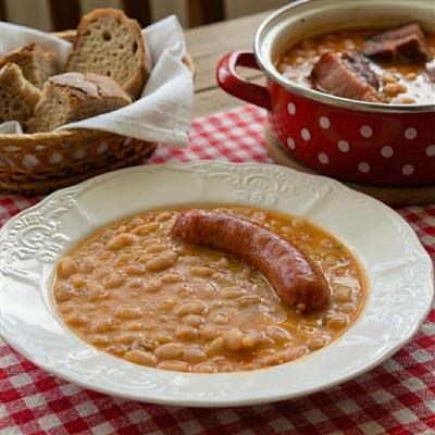 Grah sa suhim mesom (dimljenim buncekom, kobasicama i svinjskim ušima)