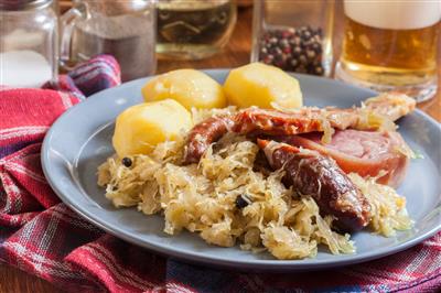 Sušena svinjska koljenica s kiselim kupusom