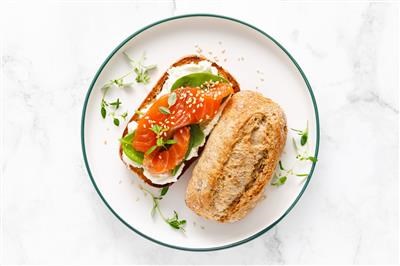 Sendvič s pečenim lososom