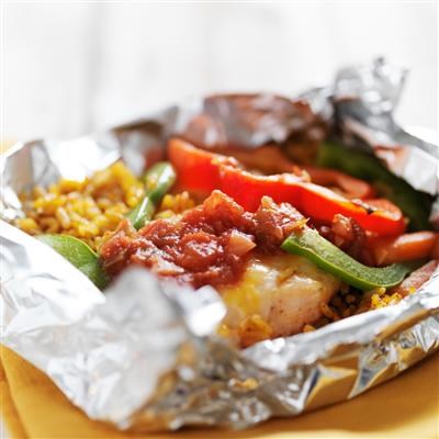 Pileći zabatci pečeni u foliji s povrćem i bijelim vinom