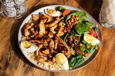 Proteinska salata od piletine, kvinoje i slanutka