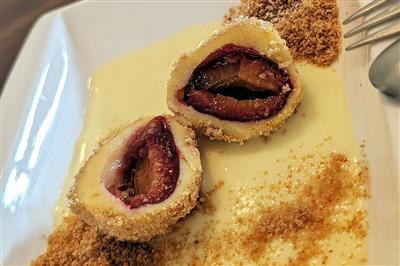 Slavine knedle sa slavonskim šljivama