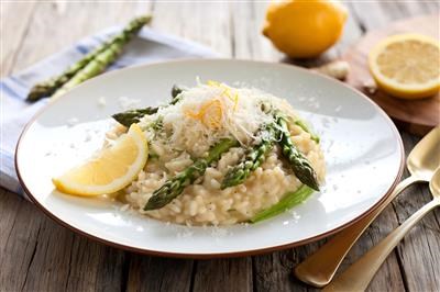 Rižoto sa šparogama, limunom i parmezanom 