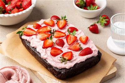 Brownie s kremom od sira i jagodama