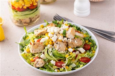 Povrtna salata s piletinom i feta sirom