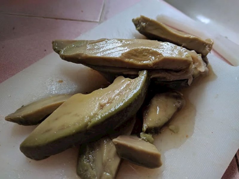 Ukiseljeni avokado. Okus je jednak izgledu- očajan