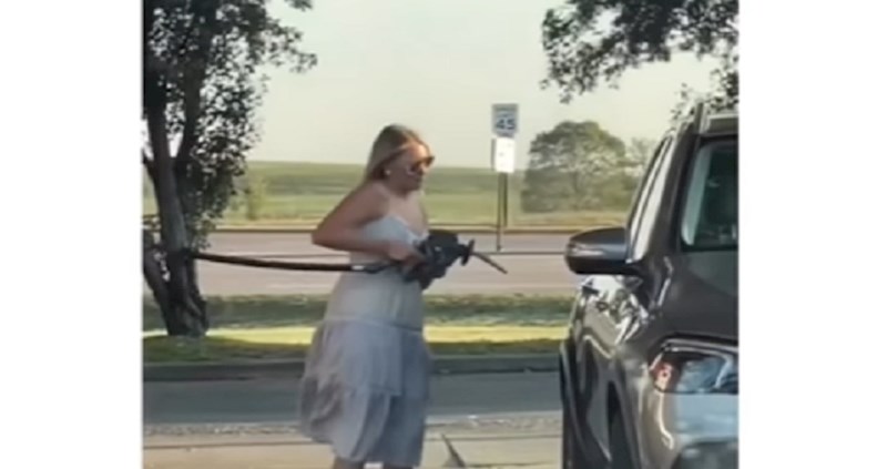Došla je natočiti gorivo i postala viralni hit, milijuni umiru od smijeha na muke ove žene