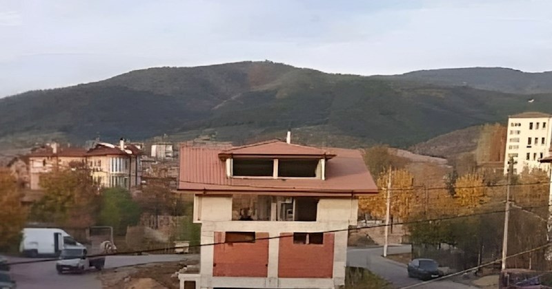 Fotka ove kuće u Bugarskoj postala je viralna zbog jednog detalja. Kako je ovo uopće moguće?