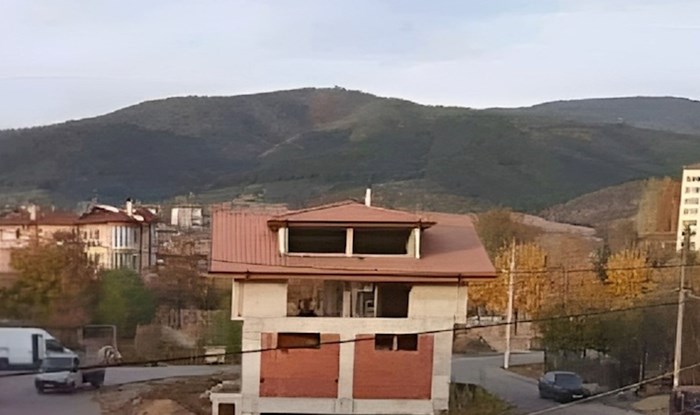 Fotka ove kuće u Bugarskoj postala je viralna zbog jednog detalja. Kako je ovo uopće moguće?