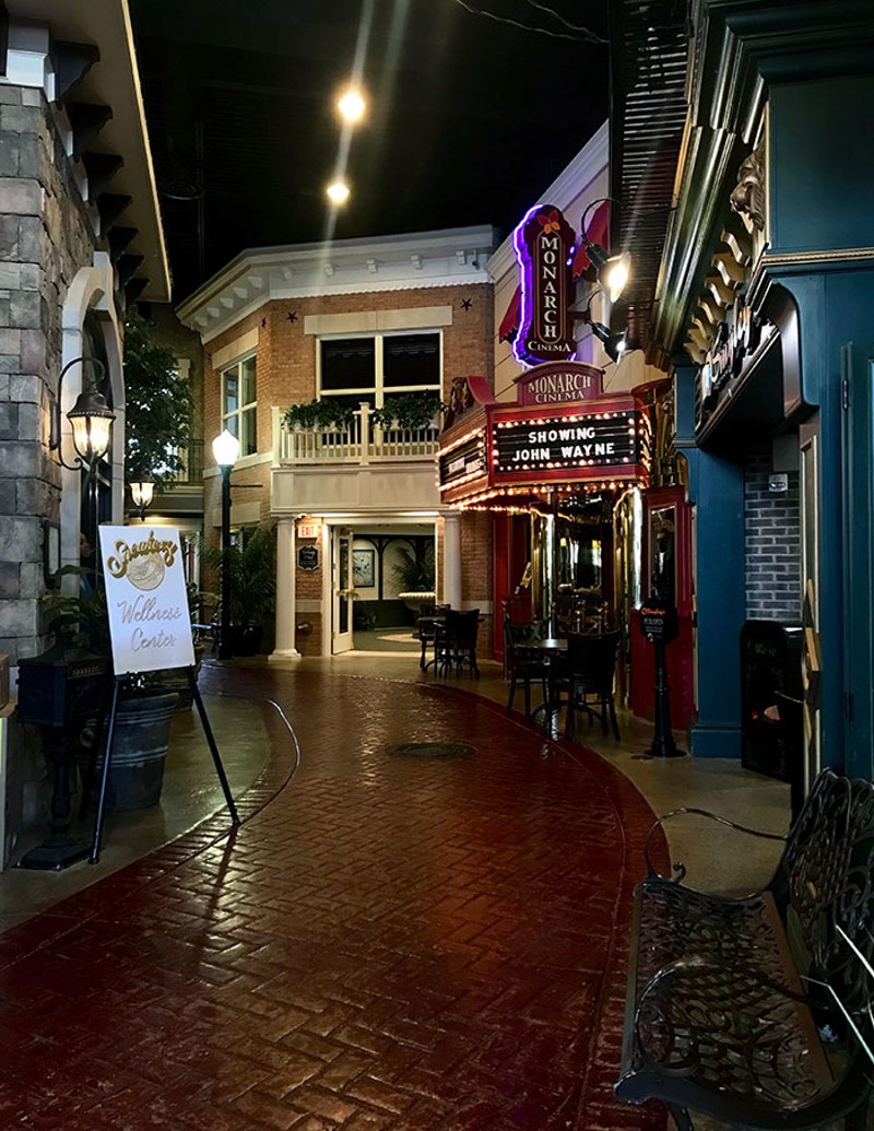 Ovaj starački dom napravljen je kao zatvoreni grad. Ima čak i svoje kino i pub za korisnike doma