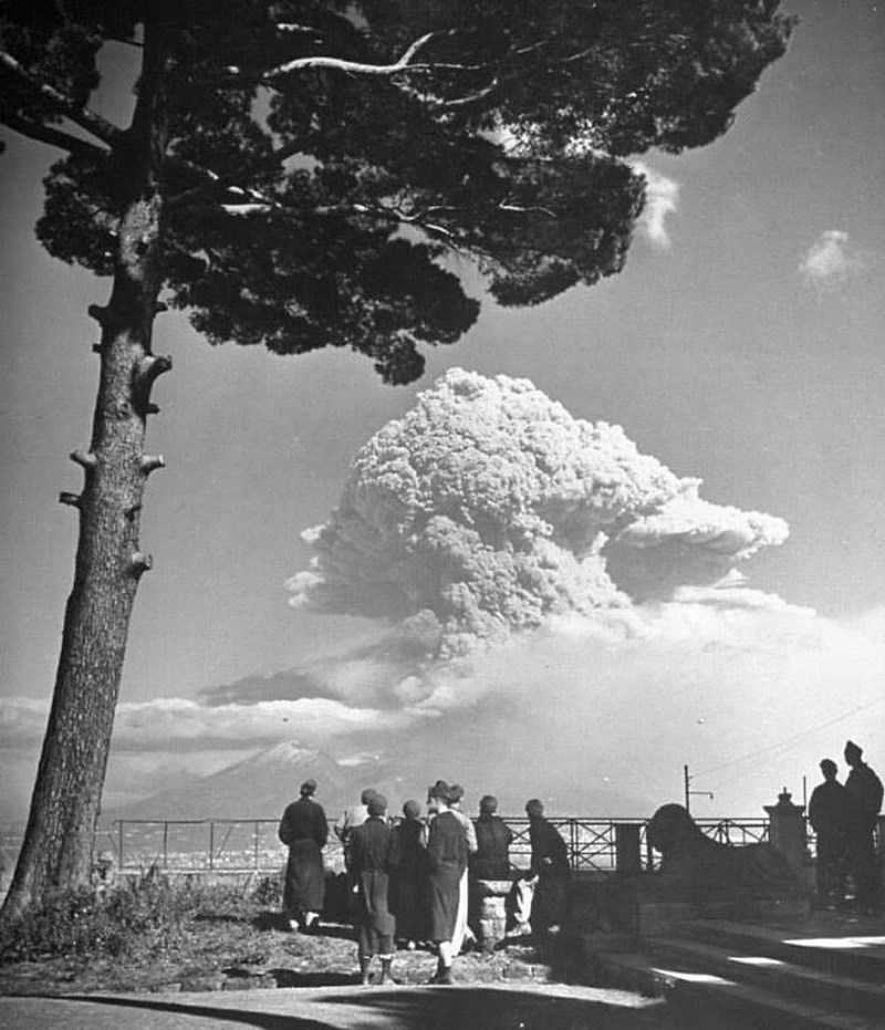 Stanovnici gledaju erupciju Vezuva. Napuljski zaljev, Italija. 1944. godine.