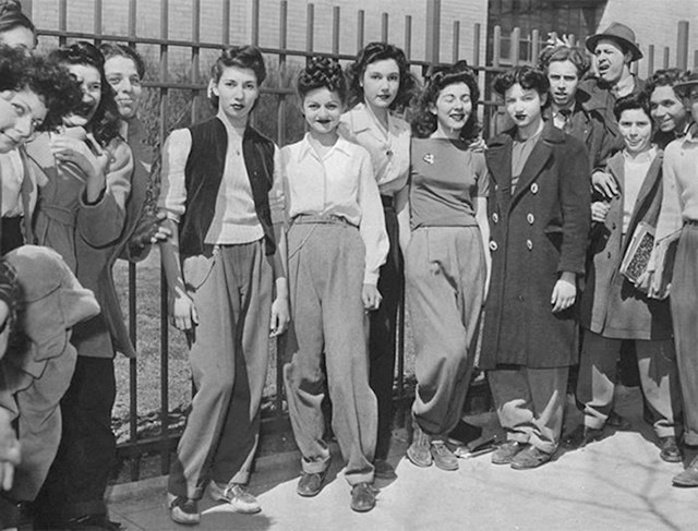 Prosvjed protiv kodeksa odijevanja u srednjoj školi koji je zabranio hlače za djevojčice, Brooklyn 1940.
