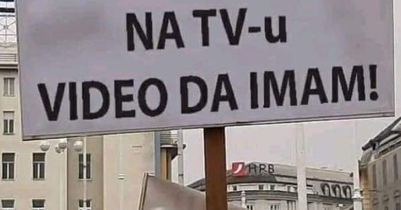 Domišljata poruka na transparentu nasmijala je mreže, istovremeno je smiješna i tužna