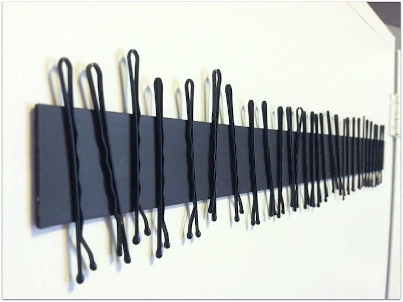 Zalijepite magnetsku vrpcu pored vašeg kutka za sređivanje i stavite na nju razne dodatke