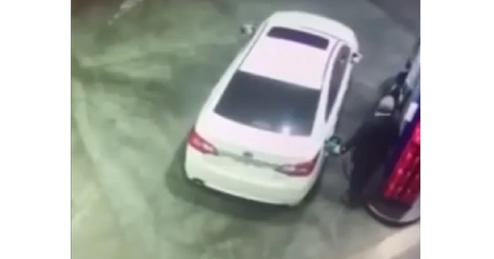 Skupina lopova pokušala je ukrasti auto tipu dok je točio gorivo, snalažljiv potez lajkaju milijuni!
