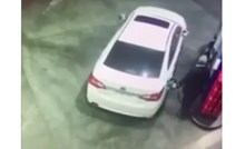 Skupina lopova pokušala je ukrasti auto tipu dok je točio gorivo, snalažljiv potez lajkaju milijuni!