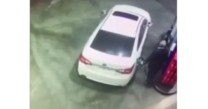Skupina lopova pokušala je ukrasti auto tipu dok je točio gorivo, snalažljiv potez lajkaju milijuni!