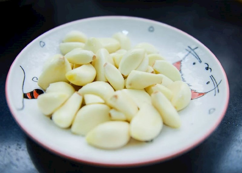 Natrljate li tabane češnjakom, nakon 30 minuta osjetit ćete njegov okus u ustima. U češnjaku postoji spoj koji prodire kroz stanične membrane, putuje krvotokom i dolazi do vaših okusnih pupoljaka. Što znači da možete osjetiti okus češnjaka nogama.