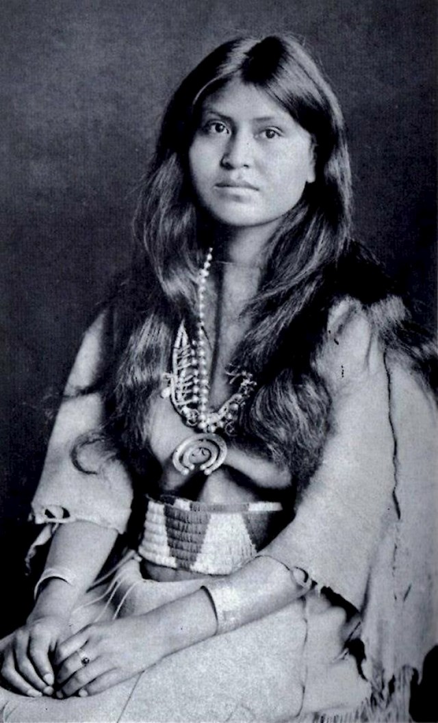 Laguna Pueblo kći Poglavice Loti-Kee-Yah-Tede, Novi Meksiko, 1905.. Fotografija Carla E. Moona