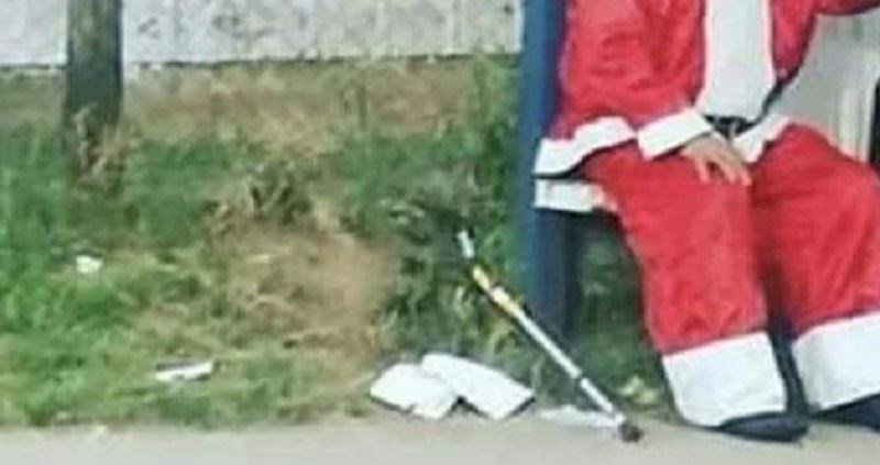 Ovaj Djed Mraz hit je na Fejsu zbog neobičnog detalja; jednima je urnebesan, drugi su zgroženi