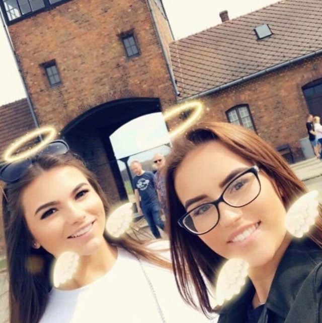 Snimanje selfija s filterima na vratima Auschwitza
