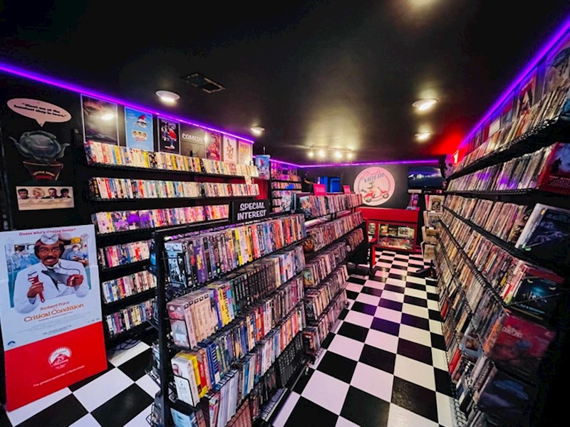 U podrumu sam napravio svoju videoteku iz snova u stilu osamdesetih. Trebalo mi je 4 godine