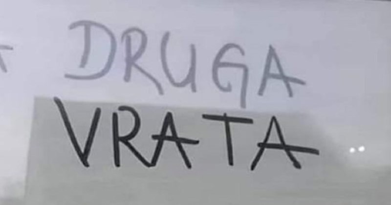 Na radnju su stavili obavijest da se ulazi na druga vrata, zbog prijevoda su hit u regiji