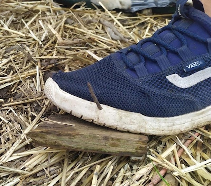 Radio je ispred kuće i ugazio na čavao