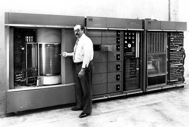 IBM 305 RAMAC, prvo računalo s hard diskom: 10.000 USD po megabajtu