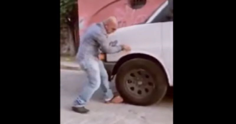 Zaustavio je kombi koji se kretao bez vozača, ekipa na Fejsu plače od smijeha zbog kraja snimke