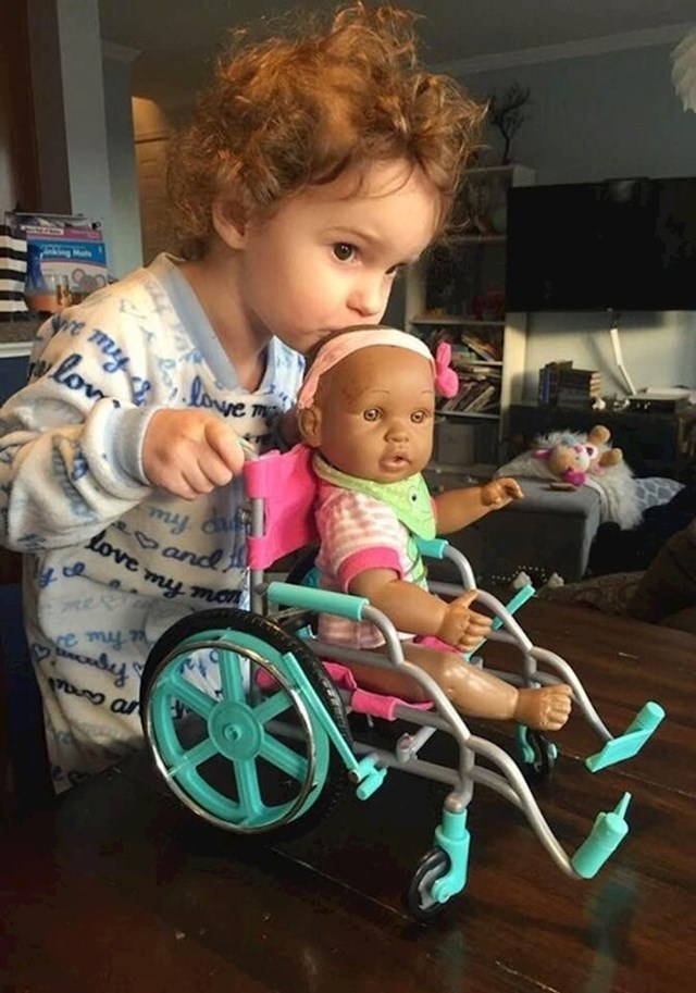 Nekidan je omiljena lutka naše dvogodišnje kćeri ostala bez noge. Unatoč tome, rekla joj je: "U redu je, volim te takvu kakva jesi." Inspirirani time, nabavili smo invalidska kolica za njezinu lutku.