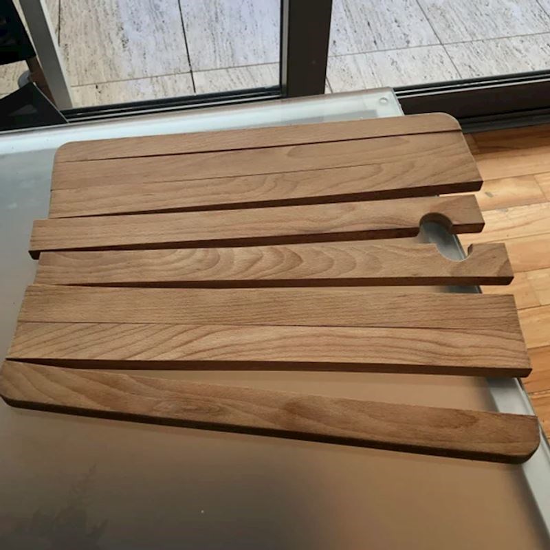 Netko od gostiju je sinoć ubacio dasku za rezanje u perilicu posuđa. Dragi gosti, molim vas nemojte mi više pomagati