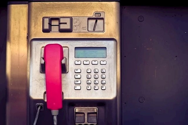 Jedan od najbogatijih ljudi svih vremena, J. Paul Getty, dao je postaviti telefonsku govornicu u svoju kuću nakon što su mu posjetitelji nagomilali telefonski račun.