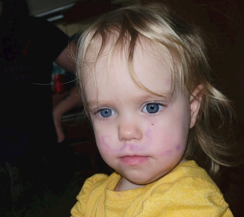 Stariji brat joj je nacrtao brkove...