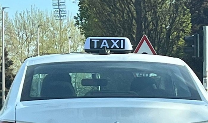 Tip je primijetio dosta neobičan detalj na taksiju u Zagrebu i postao hit na Fejsu, morate vidjeti