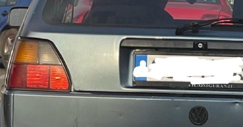 Naljepnica na Golfu fotkanom u BIH izazvala je salve smijeha u regiji, urnebesna je!
