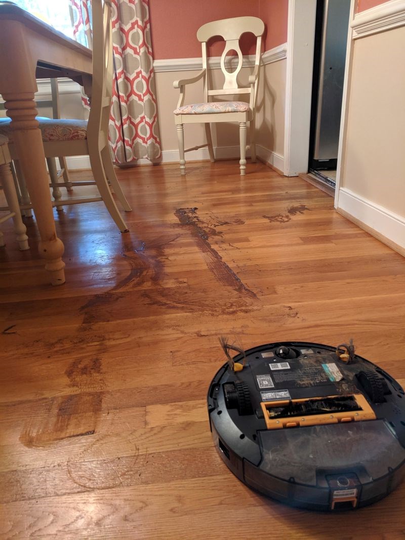 Kako se robot prevrnuo- ne znamo, što je ovo smeđe na podu- ne želimo znati