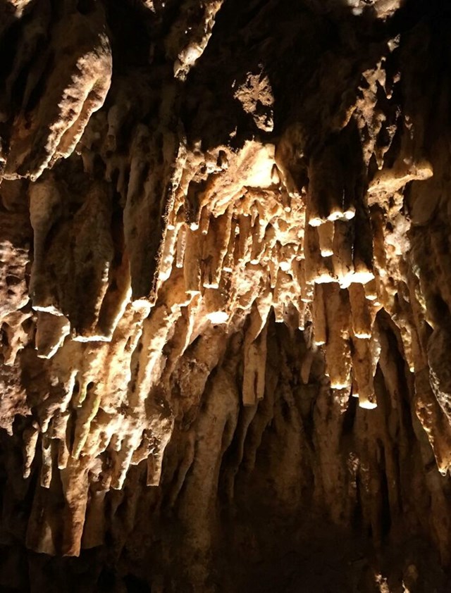Ljudi lome stalaktite da bi ih koristili kao suvenir