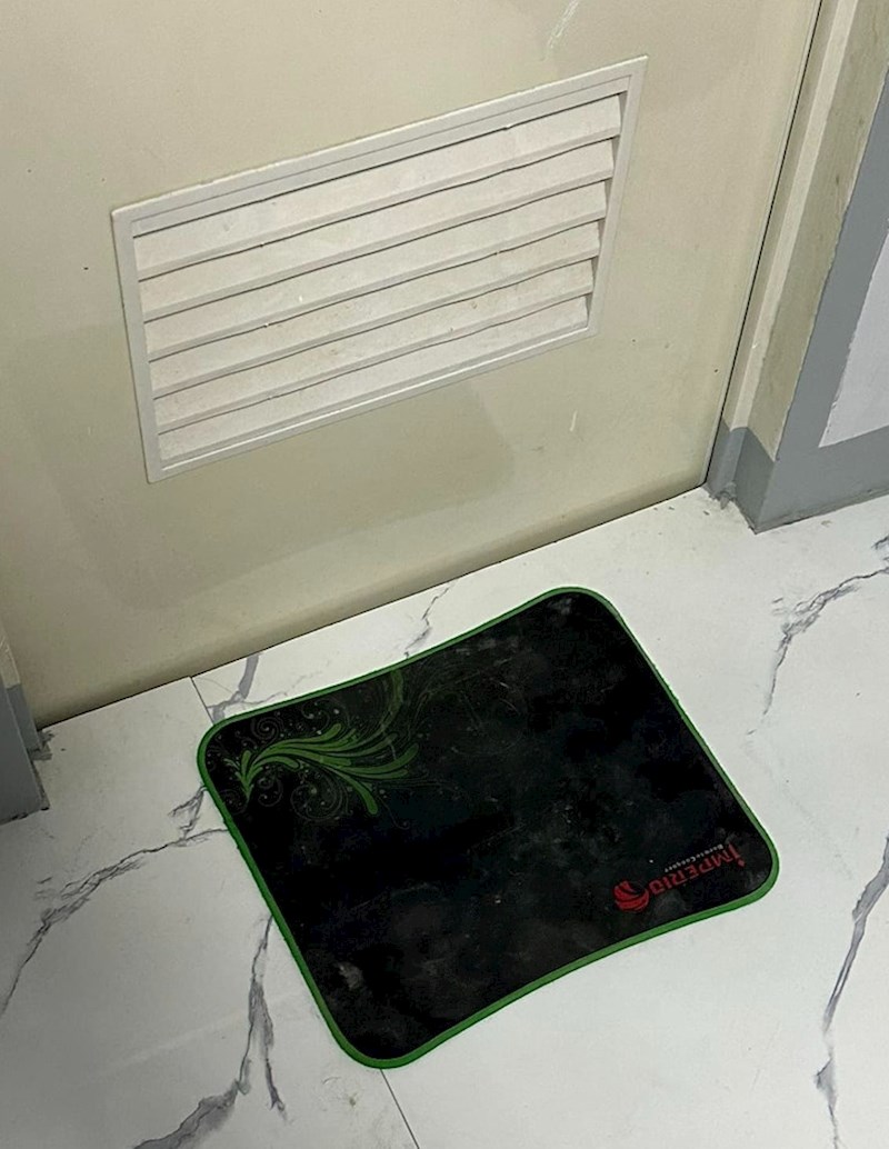 Podloga za miš nekome je poslužila umjesto otirača