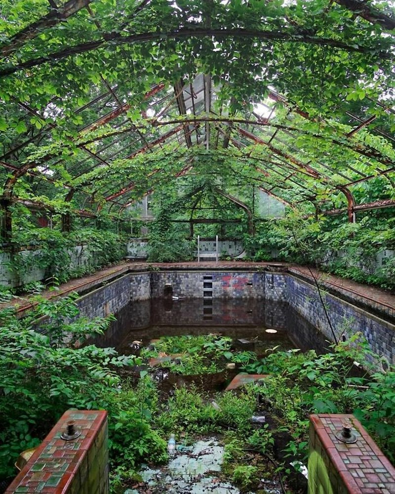 Bazen na jednom nekoć raskošnom imanju