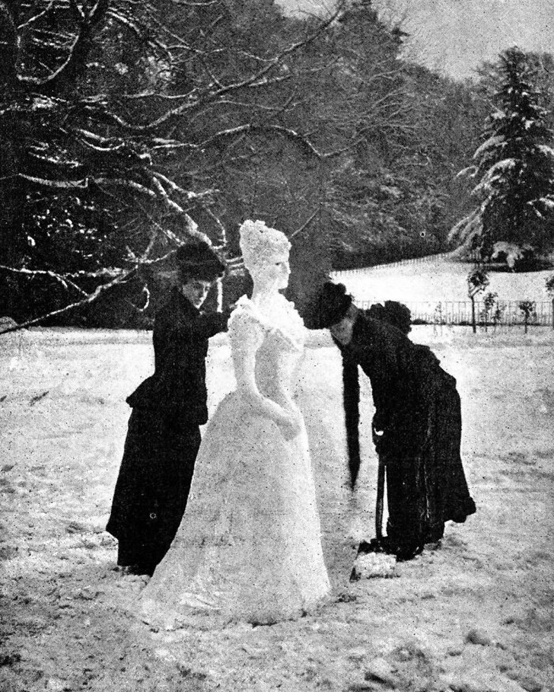 Dvije viktorijanske dame prave otmjenu snježnu damu. Pangbourne, Engleska. Objavljeno u časopisu Strand 1892.