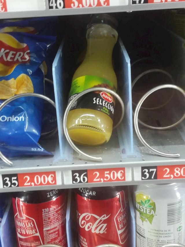 Staklena boca u automatu za prodaju