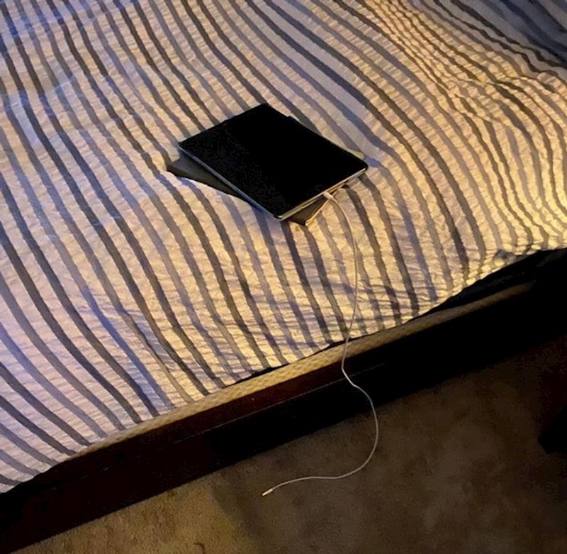 Zamolila sam sina da mi stavi tablet na punjenje. Jedva čekam da prođu ove tinejdžerske godine